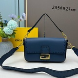 Средняя сумка Fendi Baguette из кожи первых слоев с ручной отделкой швами. Украш