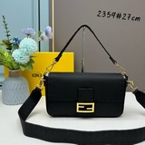 Средняя сумка Fendi Baguette из кожи первых слоев с ручной отделкой швами. Украш