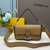 Средняя сумка Fendi Baguette из кожи первых слоев с ручной отделкой швами. Украш
