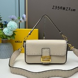 Средняя сумка Fendi Baguette из кожи первых слоев с ручной отделкой швами. Украш