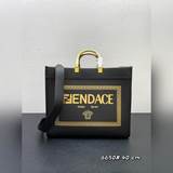Большой размер. Сумка-тоут от FéI X Versace! Дизайн сочетает в себе логотипы дву