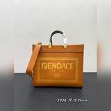 Сумка-тоут от FéI X Versace! Дизайн сочетает в себе логотипы двух брендов и дере