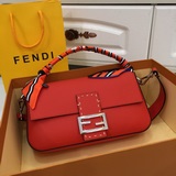 Еще одна популярная модель от Fendi — новая весенняя и летняя ручная сумка средн