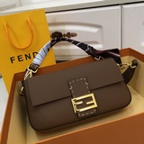 Еще одна популярная модель от Fendi — новая весенняя и летняя ручная сумка средн