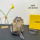 Новейшая мини-сумка-бакет от Fendi на официальном сайте MM! Изготовлена из вышит