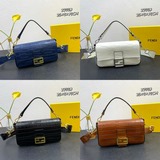 Fendi Сумка-багет из кожи с крокодиловым узором. Изготовлена из кожи с крокодило