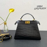 FENDI  eekaboo ISeeU сумка в форме кошки из кожи с текстурой крокодила, украшенн