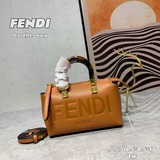 Еще одна популярная модель мини-сумки Fendi! Мини-сумка By The Way Boston.