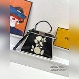 -470FENDIIconic eekaboo ISeeU средняя сумка, холст и лак.