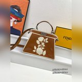 -470FENDIIconic eekaboo ISeeU средняя сумка, холст и лак.