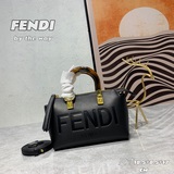 Еще одна популярная модель мини-сумки Fendi! Мини-сумка By The Way Boston.