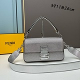 В комплекте с коробкой, первая партия новых сумок FENDI BAGUETTE с одним плечевы