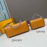 В комплекте с коробкой и официальным сайтом, новейшая сумка First Sight от FENDI