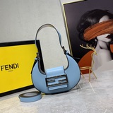 Поставка лунных сумок (сумок в форме рогов быка)... Мини-сумка Fendi Cookie в фо