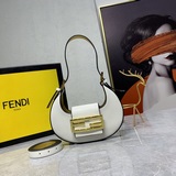Поставка лунных сумок (сумок в форме рогов быка)... Мини-сумка Fendi Cookie в фо
