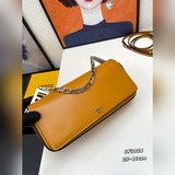 В комплекте с коробкой и официальным сайтом, новейшая сумка First Sight от FENDI