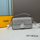 В комплекте с коробкой, первая партия новых сумок FENDI BAGUETTE с одним плечевы