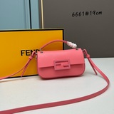 Сумка для телефона Fendi Baguette с коробкой выглядит мило и игриво, идеально по