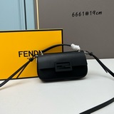 Сумка для телефона Fendi Baguette с коробкой выглядит мило и игриво, идеально по