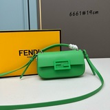 Сумка для телефона Fendi Baguette с коробкой выглядит мило и игриво, идеально по