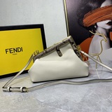 Вся сеть в ажиотаже, поставляется в змеиной коже, fend1 first, старая ткань/мягк