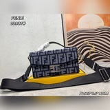 Новый дизайн джинсовой коробки с откидной крышкой на официальном сайте FENDI бол