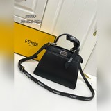 В комплекте с коробкой, сумка FENDI с логотипом eekaboo ISeeU, небольшая и очаро