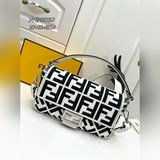 В комплекте с коробкой. Знаменитая мини-сумка FENDI Baguette из белого полотна с
