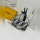 В комплекте с коробкой. Знаменитая мини-сумка FENDI Baguette из белого полотна с