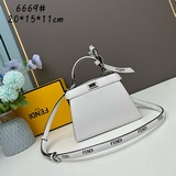 Знаменитая сумка FENDI eekaboo ISeeU, небольшая и очаровательная. Как и все сумк