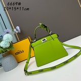 Знаменитая сумка FENDI eekaboo ISeeU, небольшая и очаровательная. Как и все сумк