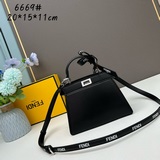 Знаменитая сумка FENDI eekaboo ISeeU, небольшая и очаровательная. Как и все сумк