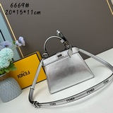 Знаменитая сумка FENDI eekaboo ISeeU, небольшая и очаровательная. Как и все сумк