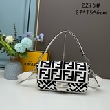 Средняя сумка FENDI из коллекции Baguette, выполненная из белого полотна и украш