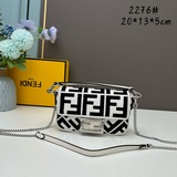 Знаменитая мини-сумка FENDI Baguette из белого полотна с вышитым рельефным логот
