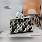 Средняя сумка eekaboo X-Tote с внутренними карманами и фирменной поворотной заст