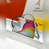 Новейшие модные иллюстрации на официальном сайте Fendi.  Сумка eekaboo iseeu в ф