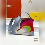 Новейшие модные иллюстрации на официальном сайте Fendi.  Сумка eekaboo iseeu в ф