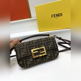 Новейшая мини-сумка Fendi в виде багета с классическим принтом может вместить дв