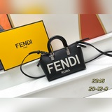 Мини-сумка Fendi By The Way Boston из черной кожи с тисненым логотипом F.