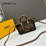 Мини-сумка Fendi By The Way Boston из черной кожи с тисненым логотипом F.