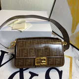 Fend! Fendi RA Mor с гладкой поверхностью и старинным узором в виде хлебных пало