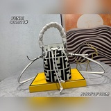 Сумка Fendi с двойным F. Это будет самая популярная сумка этого лета в мире моды
