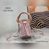 Fendi Mon Tresor маленькая сумка-бакет из розового полотна с рельефным узором FF