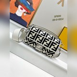 Сумка Fendi Baguette с коробкой 2023. Эта сумка Fendi Baguette, безусловно, стан