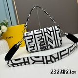 Новая сумка среднего размера Baguette из черно-белой коллекции Fendi, украшенная