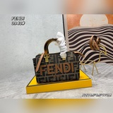 Fendi By the way мини-сумочка с узором в стиле «олд-скул» от Fendi. Очаровательн