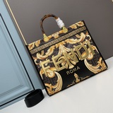 Элементы совместной коллекции féi x versace： сумка-тоут с принтом и логотипами о