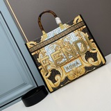 Элементы совместной коллекции féi x versace： сумка-тоут с принтом и логотипами о