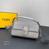 В комплекте с коробкой, первая партия новых сумок Fendi Baguette с официального 